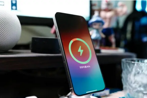 思明苹果15换屏服务分享用什么充电器给iPhone15充电更好 